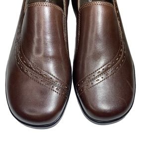 Clarks Brown Leather slip on loafer womens shoes 9